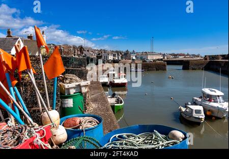 JOHNSHAVEN VILLAGGIO COSTIERO DI PESCATORI ABERDEENSHIRE SCOZIA BANDIERE COLORATE E PESCA BARCHE ORMEGGIATE NEL PORTO Foto Stock