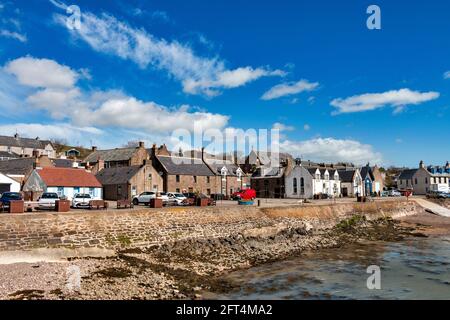 JOHNSHAVEN VILLAGGIO COSTIERO DI PESCATORI ABERDEENSHIRE SCOZIA FILA DI CASE CON VISTA IL PORTO Foto Stock