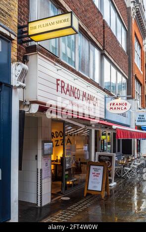 Il Fulham Shore PLC su Berwick Street, Soho, Londra. La Fulham Shore è una società di ristoranti che possiede Franco Banca e le catene di ristoranti Real Greek. Foto Stock