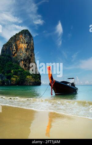 vista dell'isola calcarea e della barca a coda lunga a phang baia di nga in thailandia Foto Stock