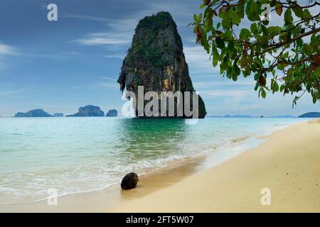 vista dell'isola calcarea nel mare adamant in thailandia Foto Stock