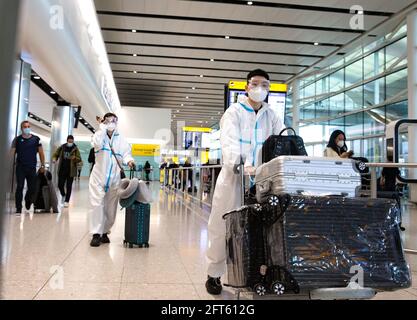 Londra, Regno Unito. 21 Maggio 2021. Passeggeri in arrivo al Terminal 2 di Heathrow. Se si proviene da un paese della lista Verde è necessario effettuare un test Covid il giorno 2 o prima. Gli arrivi dei paesi della lista d'ambra devono essere in quarantena nel luogo in cui soggiornate e devono sostenere 2 test Covid. Le persone che arrivano dai paesi della 'Lista Rossa' devono mettere in quarantena in un hotel e prendere 2 test Covid. Credit: Mark Thomas/Alamy Live News Foto Stock