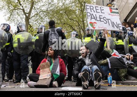 Un protestante si siede e grida davanti alla linea di polizia in rivolta, la protesta della "Palestina libera", Londra, 15 maggio 2021 Foto Stock