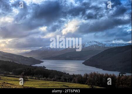 Vista del Loch Tay e delle cime innevate della catena montuosa Ben Lawers nel Perthshire, Scozia, Foto Stock