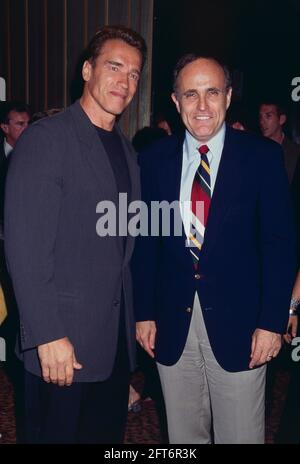 Arnold Schwarzenegger e Rudolph Giuliani partecipano alla prima di 'Eraser' al Sony Astor Plaza di New York il 15 giugno 1996. Foto: Henry McGee/MediaPunch Foto Stock