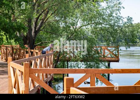 KOLOMNA, RUSSIA - 30 MAGGIO 2020: Argine di legno sul fiume Mosca a Kolomna, Russia Foto Stock