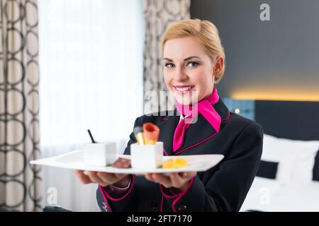Servizio in camera che serve dolci dessert VIP in hotel design sulla camera Foto Stock