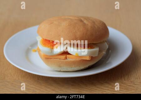 Panino salato con uova e formaggio Foto Stock