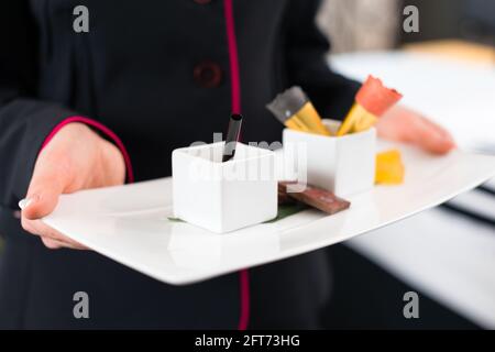 Servizio in camera che serve dolci dessert VIP in hotel design sulla camera Foto Stock