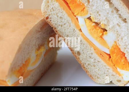 Panino salato con uova e formaggio Foto Stock