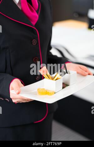Servizio in camera che serve dolci dessert VIP in hotel design sulla camera Foto Stock