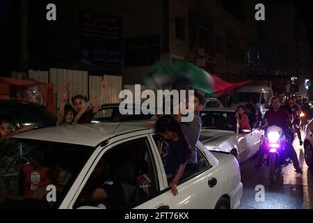 Gaza. 21 maggio 2021. La gente si porta in piazza per celebrare dopo un cessate il fuoco mediato dall'Egitto tra Israele e il movimento islamista al governo Hamas nella striscia di Gaza. Credit: Notizie dal vivo di Mmaggioranza del mondo CIC/Alamy Foto Stock