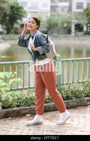 Giovane bella donna viaggia e cammina per la città Foto Stock