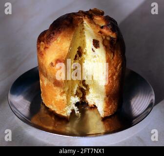 Un primo piano di Panettone, un tradizionale pane di frutta di Natale italiano Foto Stock