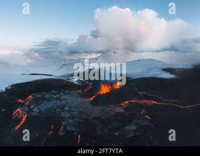 Eruzione vulcanica dell'Islanda 2021. Il vulcano Fagradalsfjall si trova nella valle Geldingadalir vicino a Grindavik e Reykjavik. Lava calda e magma Foto Stock