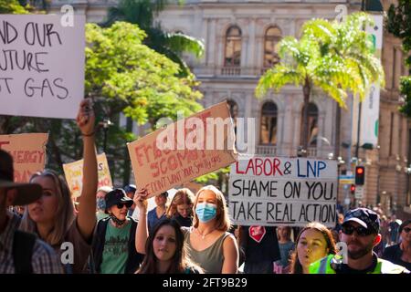 I manifestanti tengono cartelli che esprimono le loro opinioni durante la dimostrazione.migliaia di studenti e i loro sostenitori sono usciti dalle aule e dai luoghi di lavoro per unirsi agli eventi climatici di School Strike 4 in tutto il paese, diventando parte di un movimento globale guidato dai giovani che chiede azioni urgenti sul cambiamento climatico. Foto Stock