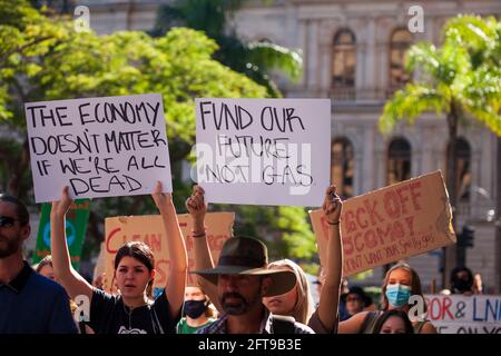 I manifestanti tengono cartelli che esprimono le loro opinioni durante la dimostrazione.migliaia di studenti e i loro sostenitori sono usciti dalle aule e dai luoghi di lavoro per unirsi agli eventi climatici di School Strike 4 in tutto il paese, diventando parte di un movimento globale guidato dai giovani che chiede azioni urgenti sul cambiamento climatico. Foto Stock