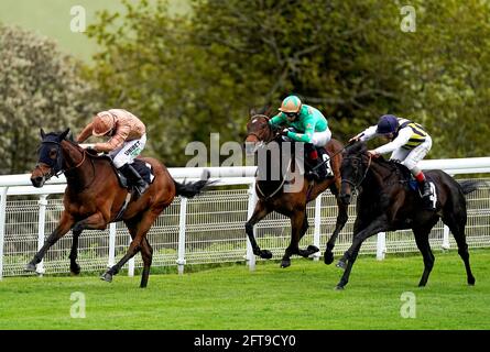 Ad Infinitum guidato da Jamie Spencer (a sinistra) sulla loro strada per vincere la Height of Fashion Stakes all'ippodromo di Goodwood a Chichester. Data immagine: Venerdì 21 maggio 2021. Foto Stock