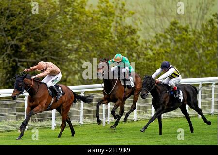 Ad Infinitum guidato da Jamie Spencer (a sinistra) sulla loro strada per vincere la Height of Fashion Stakes all'ippodromo di Goodwood a Chichester. Data immagine: Venerdì 21 maggio 2021. Foto Stock