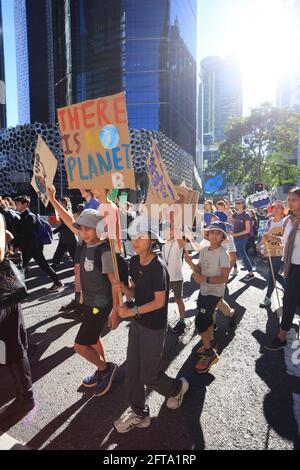 Brisbane, Australia. 21 Maggio 2021. I bambini attraversano la strada mentre tengono i cartelli durante la dimostrazione.migliaia di studenti e i loro sostenitori sono usciti dalle aule e dai luoghi di lavoro per partecipare agli eventi sul clima di School Strike 4 in tutto il paese, diventando parte di un movimento globale guidato dai giovani che chiede azioni urgenti sul cambiamento climatico. (Foto di Joshua Prieto/SOPA Images/Sipa USA) Credit: Sipa USA/Alamy Live News Foto Stock