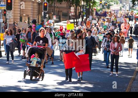 Brisbane, Australia. 21 Maggio 2021. I bambini attraversano la strada mentre tengono i cartelli durante la dimostrazione.migliaia di studenti e i loro sostenitori sono usciti dalle aule e dai luoghi di lavoro per partecipare agli eventi sul clima di School Strike 4 in tutto il paese, diventando parte di un movimento globale guidato dai giovani che chiede azioni urgenti sul cambiamento climatico. (Foto di Joshua Prieto/SOPA Images/Sipa USA) Credit: Sipa USA/Alamy Live News Foto Stock