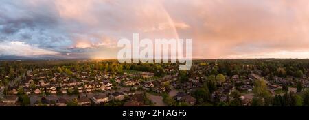 vista di un quartiere suburbano durante un vivace e colorato tramonto Foto Stock