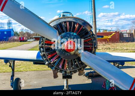 Motore aperto di un aereo privato leggero monomotore per il piacere. Riparazione di aeromobili in un giorno di primavera soleggiato. Manutenzione di motori di aeromobili di piccole dimensioni. Foto Stock