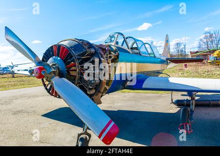 Motore aperto di un aereo privato leggero monomotore per il piacere. Riparazione di aeromobili in un giorno di primavera soleggiato. Manutenzione di motori di aeromobili di piccole dimensioni. Foto Stock