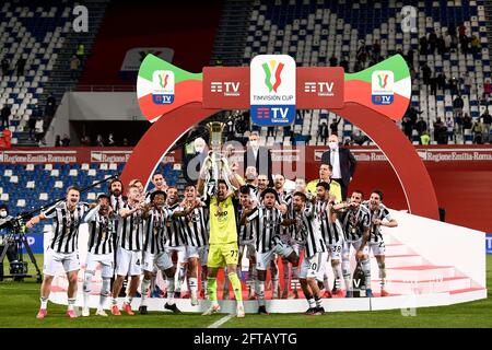 Reggio Emilia, Italia. 19 maggio 2021. Gianluigi Buffon della Juventus FC solleva il trofeo mentre i giocatori della Juventus FC festeggiano la vittoria durante la cerimonia di premiazione dopo la partita finale di TIMVISION Cup tra Atalanta BC e Juventus FC. Credit: Nicolò campo/Alamy Live News Foto Stock