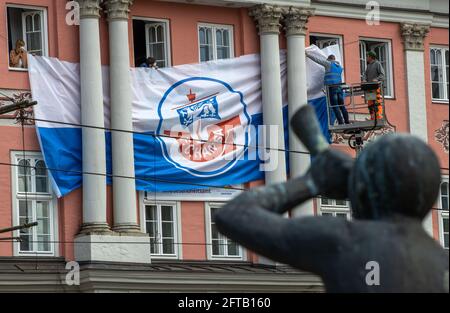 Rostock, Germania. 21 Maggio 2021. I tecnici appendono un banner della squadra di calcio F.C. Hansa presso il municipio di Rostock. Il candidato alla promozione FC Hansa Rostock, attualmente secondo al tavolo, affronterà la VfB Lübeck nel finale di stagione della 3a Football League. Credit: Jens Büttner/dpa-Zentralbild/dpa/Alamy Live News Foto Stock