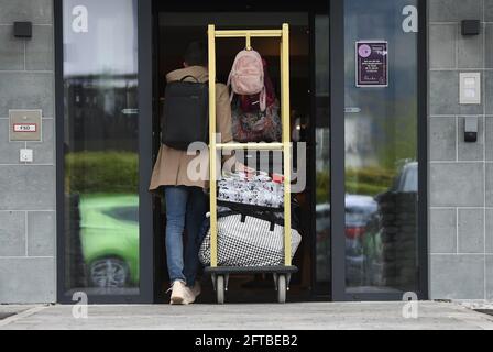 Garmisch Partenkirchen, Germania. 21 Maggio 2021. Un turista spinge molte valigie all'ingresso dell'hotel. A partire da oggi, gli hotel in Baviera possono riaprire per gli ospiti. Credit: Angelika Warmuth/dpa/Alamy Live News Foto Stock