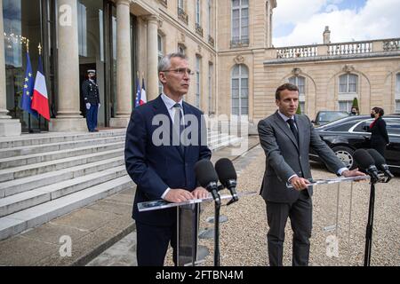 Parigi, Francia. 21 Maggio 2021. Il presidente francese Emmanuel Macron (R) e il segretario generale dell'Organizzazione del Trattato del Nord Atlantico (NATO) Jens Stoltenberg parlano ai media al Palazzo Elysee di Parigi, Francia, 21 maggio 2021. Credit: Aurelien Morissard/Xinhua/Alamy Live News Foto Stock