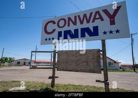 Conway, Texas - 6 maggio 2021: Cartello per l'Abandoned Conway Inn, un motel lungo la Route 66, ora chiuso Foto Stock