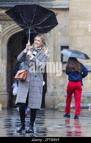 Bath, Somerset, Regno Unito. 21 Maggio 2021. Una donna che lotta per controllare un ombrello nel vento forte è raffigurata fuori Bath Abbey come forti docce pioggia fanno il loro modo attraverso il Regno Unito. Credit: Lynchpics/Alamy Live News Foto Stock