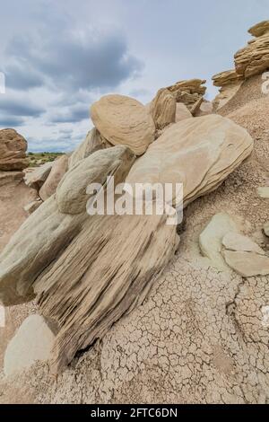 Formazioni di arenaria sopra l'argilla solfter nel Toadstool Geologic Park, Oglala National Grassland, Nebraska, USA Foto Stock