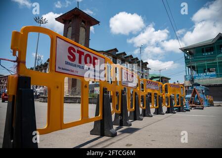 Srinagar, India. 21 Maggio 2021. Barricate viste poste su una strada durante le restrizioni in Lal chowk.The autorità su Venerdì stretto il coprifuoco Covid-19 nel distretto di Srinagar alla vigilia del anniversario della morte di Mirwaiz Molvi Mohammad Farooq e Abdul Ghani Lone, che è stato segnato il 21 maggio a Kashmir. Credit: SOPA Images Limited/Alamy Live News Foto Stock