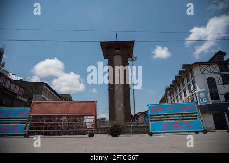 Srinagar, India. 21 Maggio 2021. Barricate viste durante le restrizioni in Lal chowk. Le autorità di venerdì hanno stretto il coprifuoco di Covid-19 nel distretto di Srinagar alla vigilia dell'anniversario della morte di Mirwaiz Molvi Mohammad Farooq e Abdul Ghani Lone, che viene segnato il 21 maggio a Kashmir. Credit: SOPA Images Limited/Alamy Live News Foto Stock