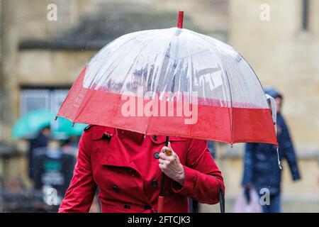 Bath, Somerset, Regno Unito. 21 Maggio 2021. Una donna che ripara sotto un ombrello è raffigurata fuori Bath Abbey come forti docce a pioggia fanno il loro modo attraverso il Regno Unito. Credit: Lynchpics/Alamy Live News Foto Stock