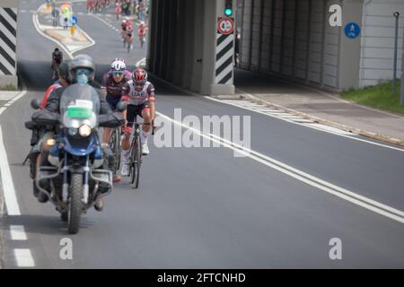 Ferrara, Italia. 21 Maggio 2021. Con la tredicesima tappa, il giro d'Italia 2021 rimane ancora per pochi chilometri in Emilia Romagna e lo fa con una tappa di grande significato, celebrando il 700° anniversario della morte di Dante e il 90° anniversario della prima maglia rosa, Indossato dalla leggenda Learco Guerra.dopo Ravenna passa attraverso Ferrara, una città patrimonio dell'umanità dell'unesco. (Foto di Carlo Vergani/Pacific Press) Credit: Pacific Press Media Production Corp./Alamy Live News Foto Stock