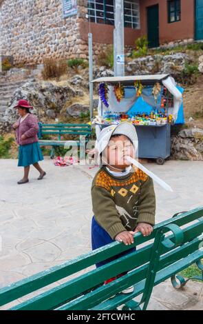 Un ragazzo locale della sindrome di Quechua Down a Chinchero, un piccolo villaggio rurale andino nella Valle Sacra, provincia di Urubamba, regione di Cusco, Perù Foto Stock