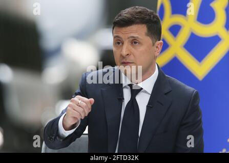 Kiev, Ucraina. 20 maggio 2021. Il presidente ucraino Volodymyr Zelensky partecipa a una conferenza stampa dedicata ai suoi due anni di ufficio a Kiev, Ucraina, il 20 maggio 2021. Zelensky ritiene che un incontro con il presidente russo Vladimir Putin contribuirebbe a porre fine al conflitto di sette anni a Donbass, il servizio stampa del presidente ucraino riferito giovedì. Credit: Sergey Starostenko/Xinhua/Alamy Live News Foto Stock