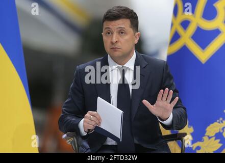 Kiev, Ucraina. 20 maggio 2021. Il presidente ucraino Volodymyr Zelensky partecipa a una conferenza stampa dedicata ai suoi due anni di ufficio a Kiev, Ucraina, il 20 maggio 2021. Zelensky ritiene che un incontro con il presidente russo Vladimir Putin contribuirebbe a porre fine al conflitto di sette anni a Donbass, il servizio stampa del presidente ucraino riferito giovedì. Credit: Sergey Starostenko/Xinhua/Alamy Live News Foto Stock