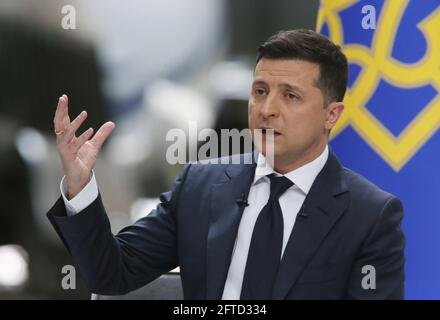 Kiev, Ucraina. 20 maggio 2021. Il presidente ucraino Volodymyr Zelensky partecipa a una conferenza stampa dedicata ai suoi due anni di ufficio a Kiev, Ucraina, il 20 maggio 2021. Zelensky ritiene che un incontro con il presidente russo Vladimir Putin contribuirebbe a porre fine al conflitto di sette anni a Donbass, il servizio stampa del presidente ucraino riferito giovedì. Credit: Sergey Starostenko/Xinhua/Alamy Live News Foto Stock