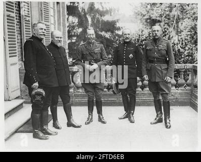 Prima Guerra Mondiale, prima Guerra Mondiale, fronte Occidentale - sua Maestà Re Giorgio V visita al fronte; Generale Joffre, Presidente Poincare, HM il Re, Generale Foch, Sir Douglas Haig, Francia Foto Stock