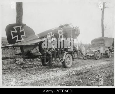 Prima guerra mondiale, prima guerra mondiale, fronte occidentale - un aereo tedesco catturato con cinque soldati seduti sul rimorchio, la Francia Foto Stock