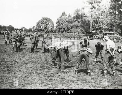 Prima guerra mondiale, prima guerra mondiale, fronte occidentale - sua Maestà Re Giorgio V visita in Francia, guardando le truppe a riposo nel campo dietro la linea Foto Stock
