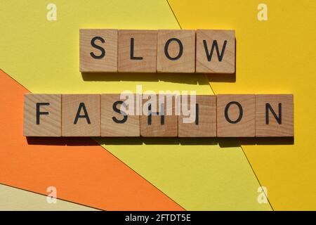 Slow Fashion, un concetto che descrive l'opposto della Fast Fashion, che sostiene la produzione rispetto alle persone, l'ambiente e gli animali. Foto Stock