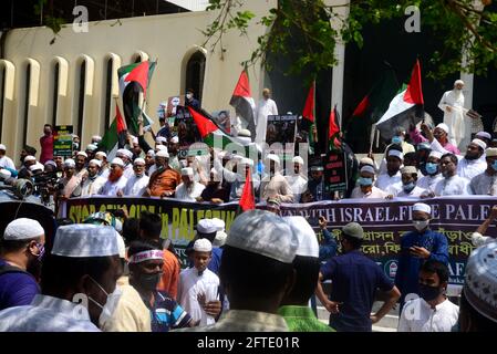 Dhaka, Bangladesh. 21 Maggio 2021. L'attivista politico islamico del Bangladesh partecipa a una protesta di solidarietà con il popolo palestinese, dopo la preghiera del venerdì alla Moschea di Mukarram a Dhaka, Bangladesh, il 21 maggio 2021. Credit: Mamunur Rashid/Alamy Live News Foto Stock