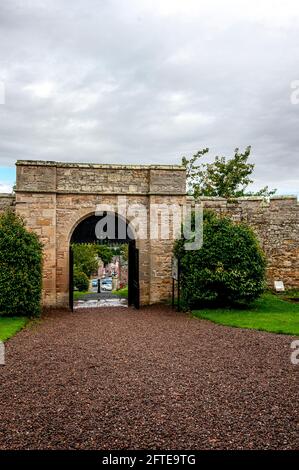 Castlegate visto attraverso la cima piatta, arco, cancello d'ingresso principale per Jedburgh Gaol con il suo sham portcullis e yett impostato in pareti battagliate Foto Stock