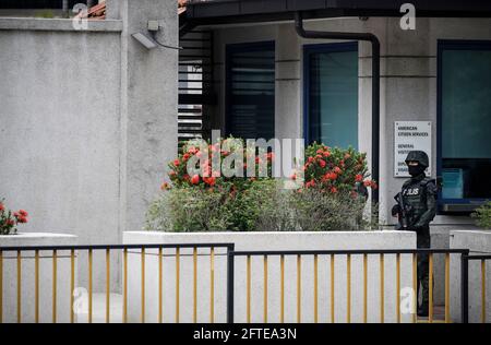 Kuala Lumpur, Malesia. 21 Maggio 2021. Durante la protesta un poliziotto si trova all'ingresso dell'ambasciata degli Stati Uniti. I manifestanti si sono recati per le strade del KL centrale vicino all'ambasciata degli Stati Uniti per celebrare l'accordo di cessate il fuoco tra Israele e Hamas per porre fine al conflitto di 11 giorni a Gaza. Credit: SOPA Images Limited/Alamy Live News Foto Stock